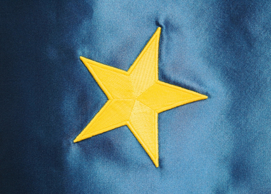 Detail vyšívané hvězdy vlajky EU