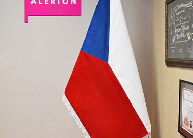 Ukázka slavnostní sametové vlajky ČR vyvěšené na jednodílné žerdi v pískovcovém stojanu