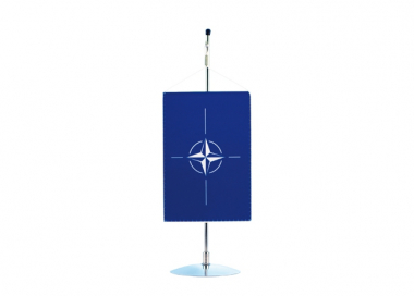 Stolní vlaječka Severoatlantické aliance na zavěšení na stojánek