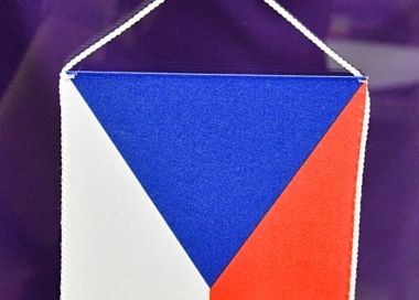 Ukázka vyvěšení stolní vlaječky na zavěšení pomocí přísavky na sklo s háčkem.