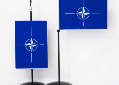 Stolní vlaječka NATO